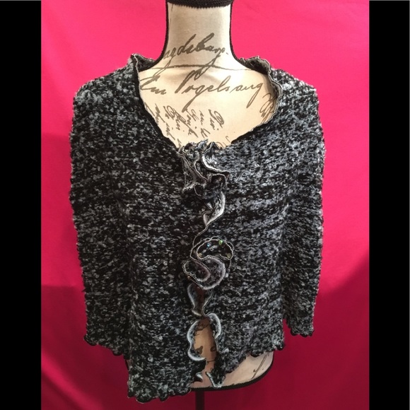 Accessories - Black/white shrug